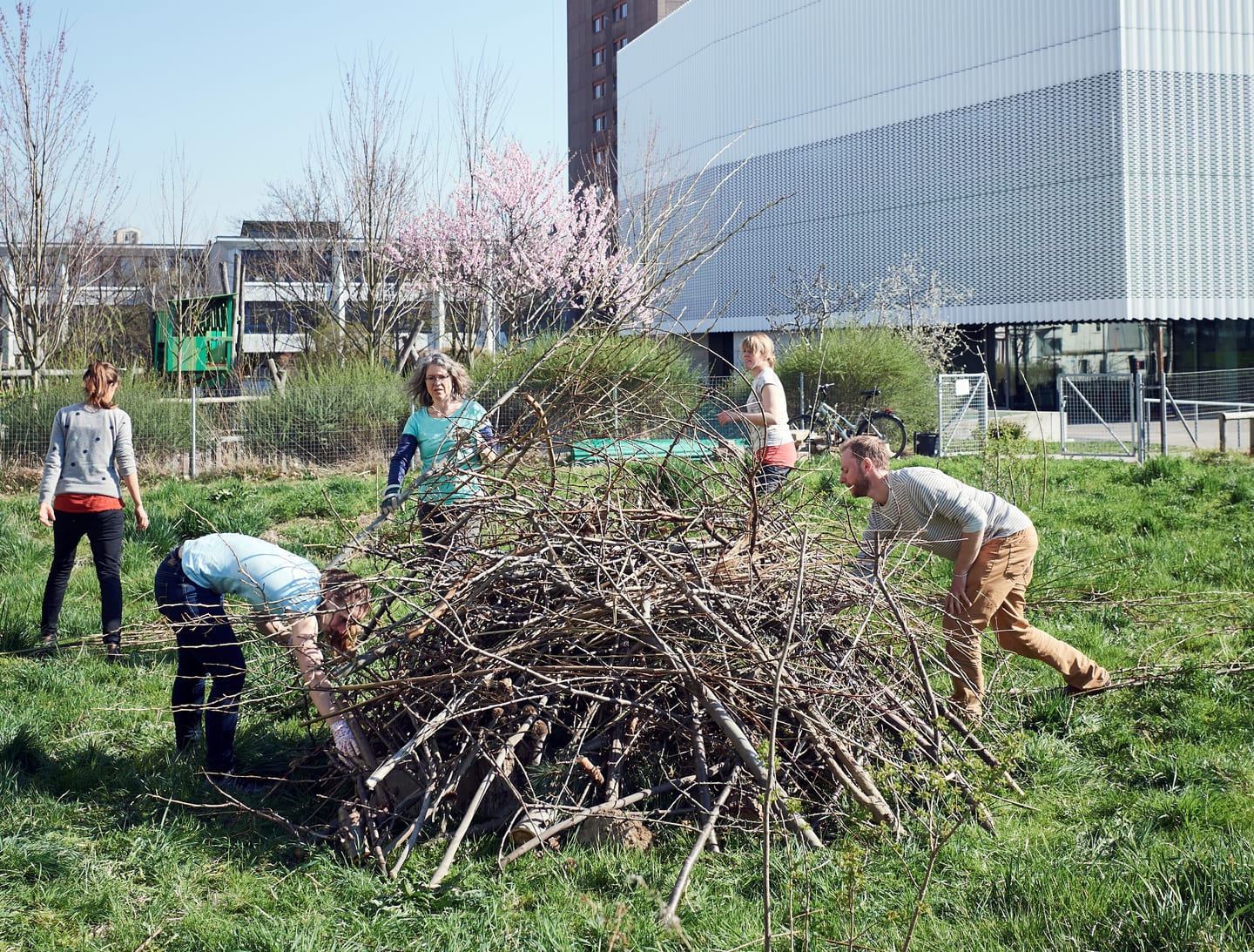 Freiwillige bei einem Arbeitseinsatz im Garten
