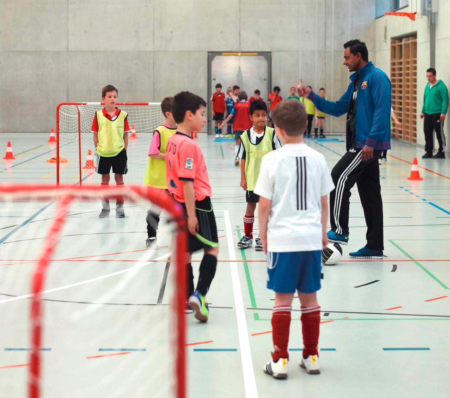 Jugendliche beim Handballtraining in einer Sporthalle