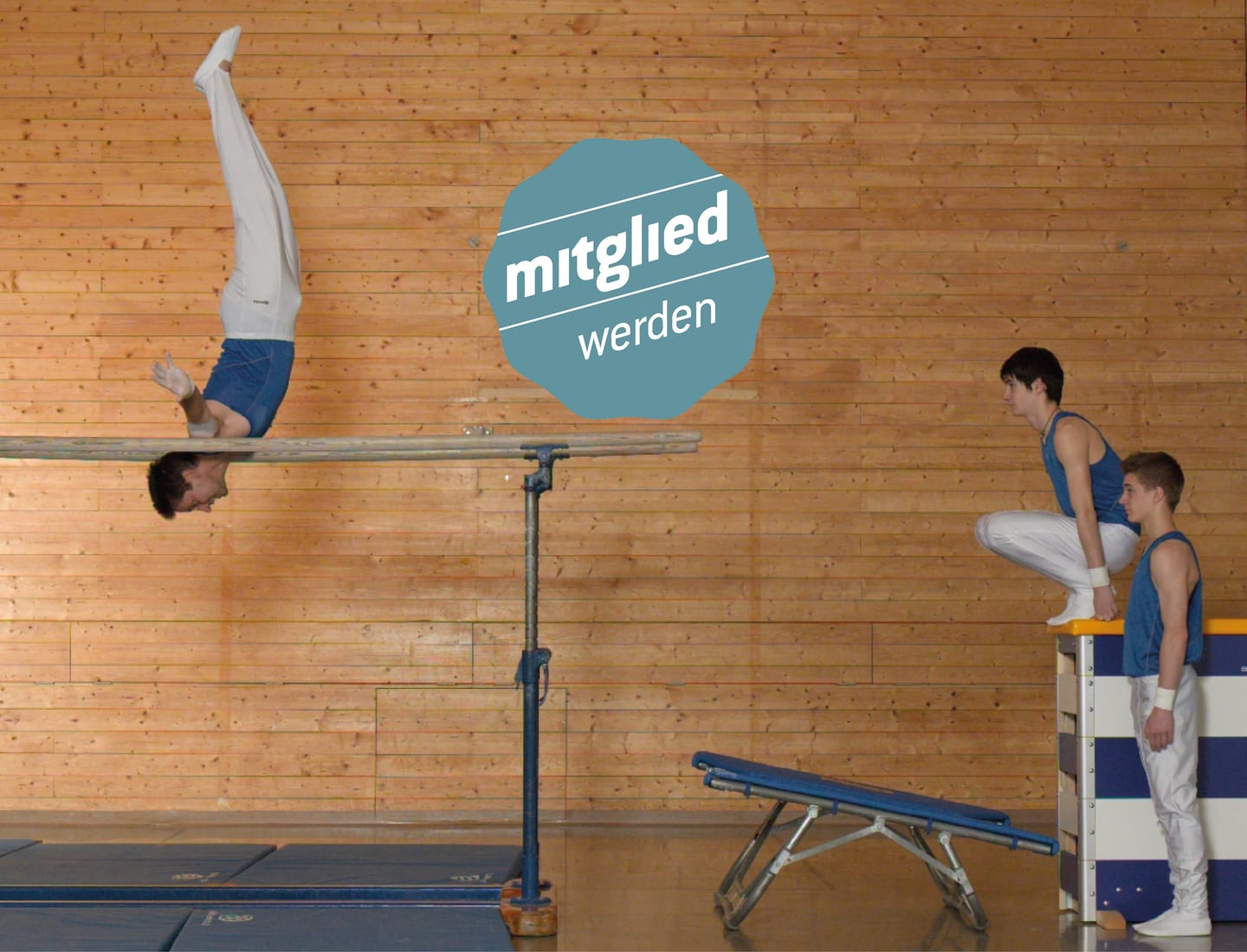 Turnerin beim Training in einer Sporthalle